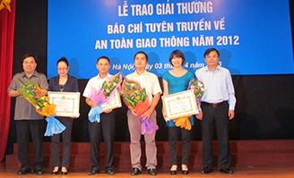 39 tác phẩm đoạt giải Báo chí tuyên truyền về An toàn giao thông năm 2012